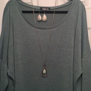 Ladies 3/4 Sleeve Top Sz XXL w/necklace & earrings